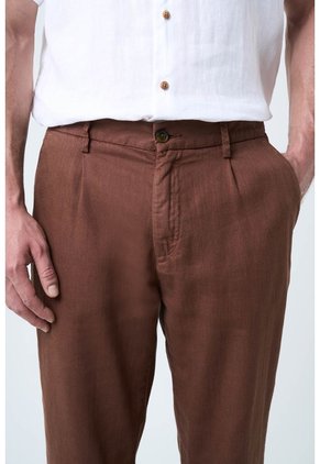 Pantalón Aron En Lino Para Hombre Ribete Cuero Pantalón Aron En Lino Para Hombre Ribete Cuero Tabaco 32 VÉLEZ
