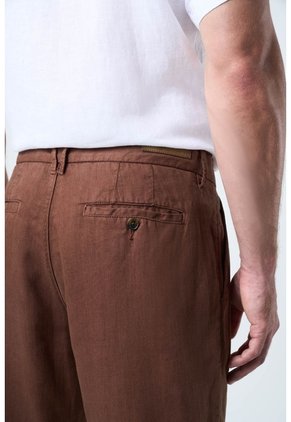 Pantalón Aron En Lino Para Hombre Ribete Cuero Pantalón Aron En Lino Para Hombre Ribete Cuero Tabaco 32 VÉLEZ