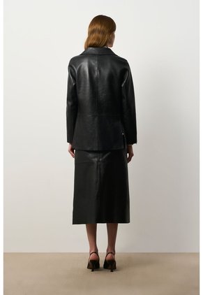 Blazer Astromelia En Cuero Ovino Para Mujer Silueta Recta Blazer Astromelia En Cuero Ovino Para Mujer Silueta Recta Negro M VÉLEZ