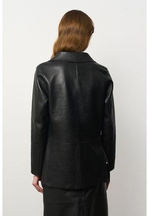 Blazer Astromelia En Cuero Ovino Para Mujer Silueta Recta Blazer Astromelia En Cuero Ovino Para Mujer Silueta Recta Negro M VÉLEZ