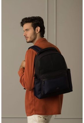 Morral San Patricio De Cuero Y Lona Para Hombre Aplique Metálico Morral San Patricio De Cuero Y Lona Para Hombre Aplique Metálico Azul Oscuro VÉLEZ