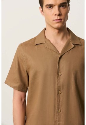 Camisa Manga Corta En Lino Para Hombre Málaga Camisa Manga Corta En Lino Para Hombre Málaga Tabaco M VÉLEZ
