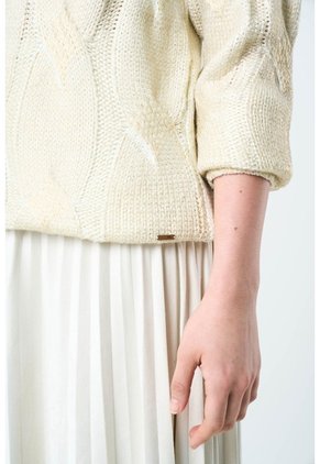 Sweater Rock En Tejido Rectilíneo Para Mujer Efecto Metalizado Sweater Rock En Tejido Rectilíneo Para Mujer Efecto Metalizado Dorado M VÉLEZ