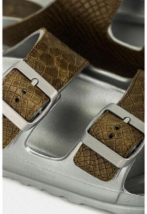 Sandalia Plana Bahamas De Eva Para Mujer Apliques En Cuero Gris Sandalia Plana Bahamas De Eva Para Mujer Apliques En Cuero Gris 39 Vélez