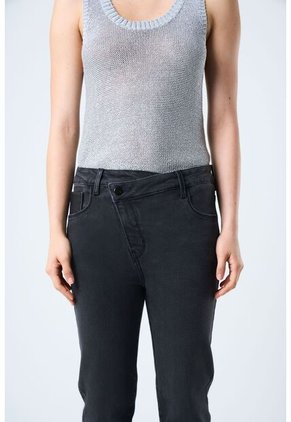 Jean Danika Slim En Denim Confort Para Mujer Bota Recta Jean Danika Slim En Denim Confort Para Mujer Bota Recta Negro 10 VÉLEZ