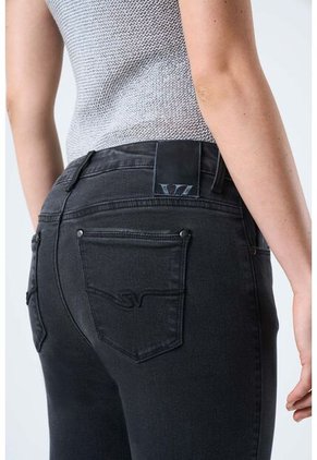 Jean Danika Slim En Denim Confort Para Mujer Bota Recta Jean Danika Slim En Denim Confort Para Mujer Bota Recta Negro 10 VÉLEZ