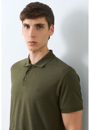 Polo Para Hombre Semi Fit Detalle Jacquard Polo Para Hombre Semi Fit Detalle Jacquard Verde Oliva L VÉLEZ
