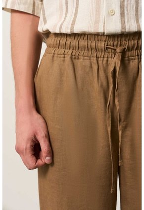 Pantalón Relaxed Fit Para Hombre Elon Pantalón Relaxed Fit Para Hombre Elon Tabaco 34 VÉLEZ