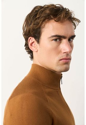 Sweater Misuri Tejido Para Hombre Cuello Alto Sweater Misuri Tejido Para Hombre Cuello Alto Tabaco XL VÉLEZ