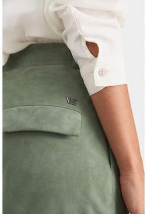 Short Ciboria De Cuero Gamuza Para Mujer Tiro Alto Short Ciboria De Cuero Gamuza Para Mujer Tiro Alto Agua Marina 08 VÉLEZ