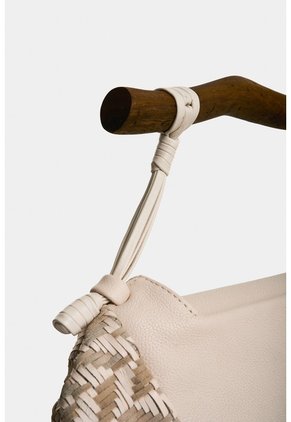 Clutch Garniel En Cuero Para Mujer Clutch Garniel En Cuero Para Mujer Natural VÉLEZ