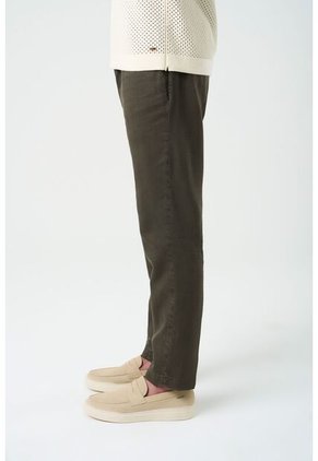 Pantalón Aron En Lino Para Hombre Ribete Cuero Pantalón Aron En Lino Para Hombre Ribete Cuero Verde Oliva 36 VÉLEZ
