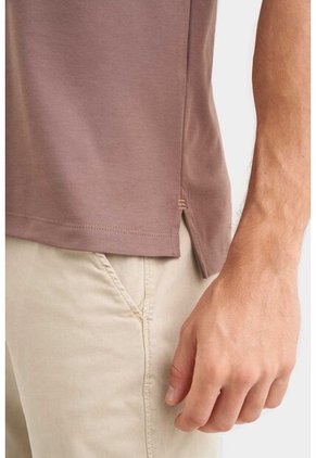 Camiseta Micropima Arizona Para Hombre Semi Ajustada Camiseta Micropima Arizona Para Hombre Semi Ajustada Cafe XXL VÉLEZ