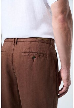 Pantalón Aron En Lino Para Hombre Ribete Cuero Pantalón Aron En Lino Para Hombre Ribete Cuero Tabaco 36 VÉLEZ