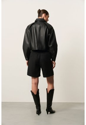 Chaqueta Boxy En Cuero Para Mujer Cayena Chaqueta Boxy En Cuero Para Mujer Cayena Negro XXL VÉLEZ