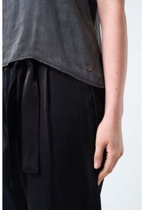 Camisa Aurora De Tiras En Tejido Plano Para Mujer Detalle Millaré Camisa Aurora De Tiras En Tejido Plano Para Mujer Detalle Millaré Negro L VÉLEZ