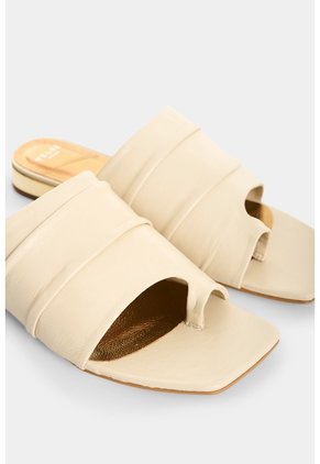 Sandalia Plana En Cuero Para Mujer Xinca Sandalia Plana En Cuero Para Mujer Xinca Crema 38 VÉLEZ