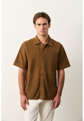 Camisa Manga Corta Orión De Cuero Gamuzado Para Hombre Semi Fitted Camisa Manga Corta Orión De Cuero Gamuzado Para Hombre Semi Fitted Miel XXL VÉLEZ
