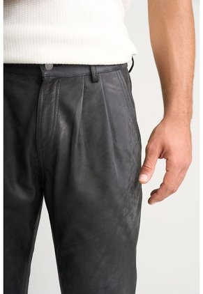Pantalón Draco 2.0 De Cuero Gamuzado Para Hombre Semi Holgado Pantalón Draco 2.0 De Cuero Gamuzado Para Hombre Semi Holgado Negro 34 VÉLEZ