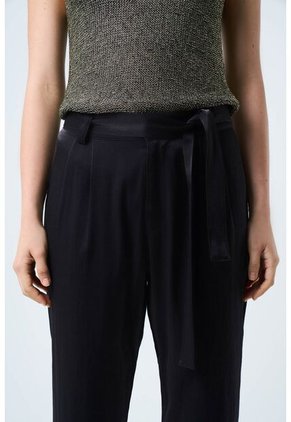 Pantalón Casiopea En Tejido Plano Para Mujer Efecto Brillo Pantalón Casiopea En Tejido Plano Para Mujer Efecto Brillo Negro 12 VÉLEZ