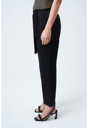 Pantalón Casiopea En Tejido Plano Para Mujer Efecto Brillo Pantalón Casiopea En Tejido Plano Para Mujer Efecto Brillo Negro 12 VÉLEZ