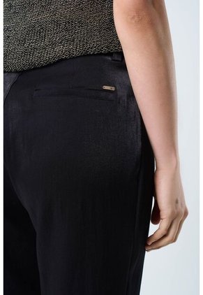 Pantalón Casiopea En Tejido Plano Para Mujer Efecto Brillo Pantalón Casiopea En Tejido Plano Para Mujer Efecto Brillo Negro 12 VÉLEZ