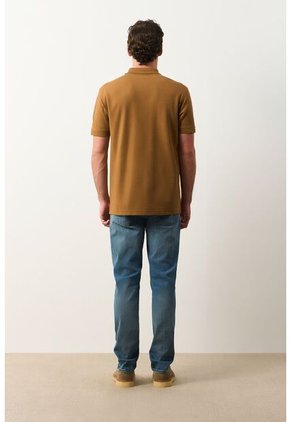 Polo Para Hombre Semi Fit Detalle Jacquard Polo Para Hombre Semi Fit Detalle Jacquard Miel XS VÉLEZ