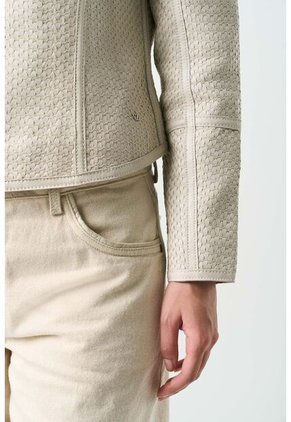 Chaqueta De Cuero Tejido Para Mujer Woven Chaqueta De Cuero Tejido Para Mujer Woven Crema M VÉLEZ