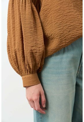 Camisa Tejida Para Mujer Almaru Camisa Tejida Para Mujer Almaru Miel XL VÉLEZ