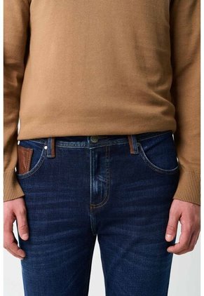 Jean Terra Semi Fitted Para Hombre Detalles En Cuero Jean Terra Semi Fitted Para Hombre Detalles En Cuero Azul 34 VÉLEZ