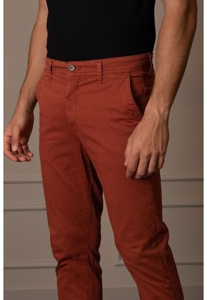 Pantalón Chino Fiore Semifit Para Hombre Bota Semi Ajustada Terracota Pantalón Chino Semifit Para Hombre Bota Semi Ajustada Terracota 32 Vélez