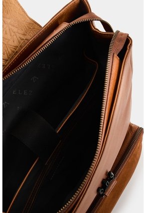 Morral De Cuero Para Hombre Liora 2 Morral De Cuero Para Hombre Liora 2 Miel VÉLEZ