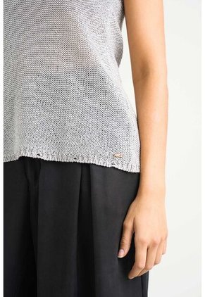 Camiseta Tejida Para Mujer Efecto Metalizado Lúrex Camiseta Tejida Para Mujer Efecto Metalizado Lúrex Gris XS VÉLEZ