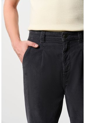 Pantalón Semi Holgado Para Hombre Ivy Pantalón Semi Holgado Para Hombre Ivy Gris Pistola 32 VÉLEZ