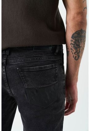 Jean Confort Semi Fitted Para Hombre Ciro Jean Confort Semi Fitted Para Hombre Ciro Negro 38 VÉLEZ