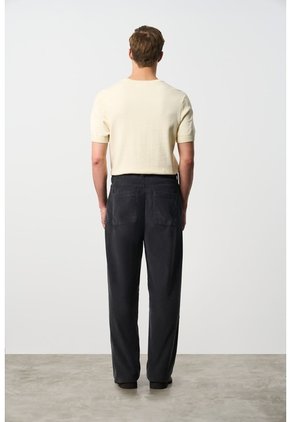 Pantalón Semi Holgado Para Hombre Ivy Pantalón Semi Holgado Para Hombre Ivy Gris Pistola 36 VÉLEZ