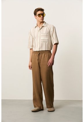 Pantalón Relaxed Fit Para Hombre Elon Pantalón Relaxed Fit Para Hombre Elon Tabaco 38 VÉLEZ