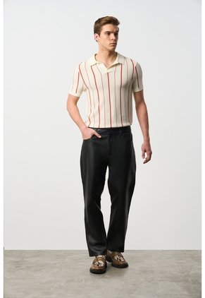 Pantalón Semi Fitted De Cuero Para Hombre Sole Pantalón Semi Fitted De Cuero Para Hombre Sole Negro 38 VÉLEZ