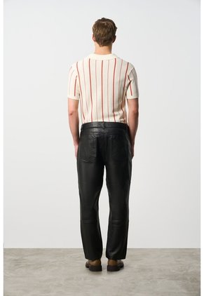 Pantalón Semi Fitted De Cuero Para Hombre Sole Pantalón Semi Fitted De Cuero Para Hombre Sole Negro 38 VÉLEZ