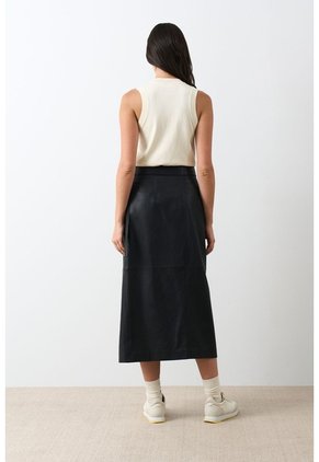 Falda Liora De Cuero Para Mujer Semi Ajustada Falda Liora De Cuero Para Mujer Semi Ajustada Negro 10 VÉLEZ