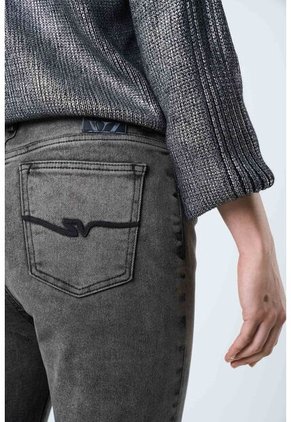 Jean Grey Silueta Mom Fit De Algodón Para Mujer Detalles Cuero Jean Grey Silueta Mom Fit De Algodón Para Mujer Detalles Cuero Gris 12 VÉLEZ