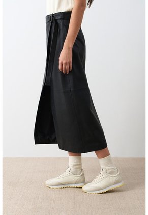 Falda Liora De Cuero Para Mujer Semi Ajustada Falda Liora De Cuero Para Mujer Semi Ajustada Negro 10 VÉLEZ