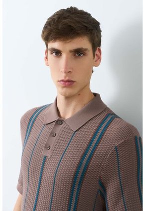 Polo Manga Corta Tejida Para Hombre Espectral Polo Manga Corta Tejida Para Hombre Espectral Tabaco M VÉLEZ