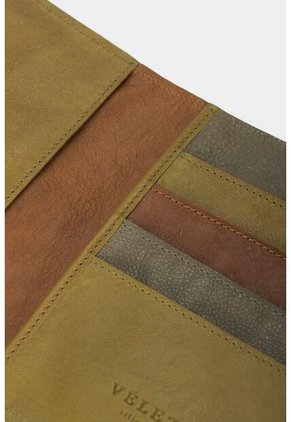 Porta Pasaporte De Cuero Para Mujer Barhi Miel Porta Pasaporte De Cuero Para Mujer Barhi Miel VÉLEZ