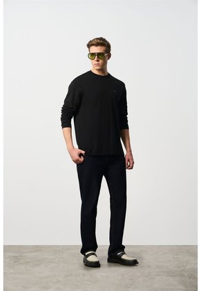 Camiseta Tejida Manga Larga Para Hombre Sabina Camiseta Tejida Manga Larga Para Hombre Sabina Negro S VÉLEZ