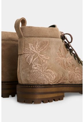 Botin En Cuero Carnaza Para Mujer Nacar Tipo Hiking Botin En Cuero Carnaza Para Mujer Nacar Tipo Hiking Tabaco 39 VÉLEZ