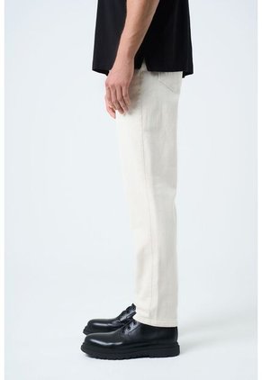 Pantalón Calluna Confort Para Hombre Semi Fitted Pantalón Calluna Confort Para Hombre Semi Fitted Crema 32 VÉLEZ