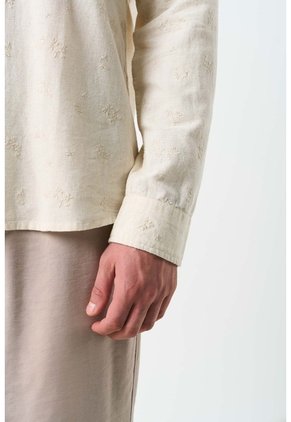 Camisa Manga Larga Semi Fitted Para Hombre Asiri Camisa Manga Larga Semi Fitted Para Hombre Asiri Crema L VÉLEZ