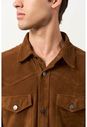 Camisa Mutara De Cuero Gamuzado Para Hombre Semi Ajustada Camisa Mutara De Cuero Gamuzado Para Hombre Semi Ajustada Tabaco XXL VÉLEZ