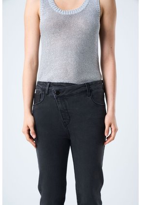 Jean Danika Slim En Denim Confort Para Mujer Bota Recta Jean Danika Slim En Denim Confort Para Mujer Bota Recta Negro 12 VÉLEZ